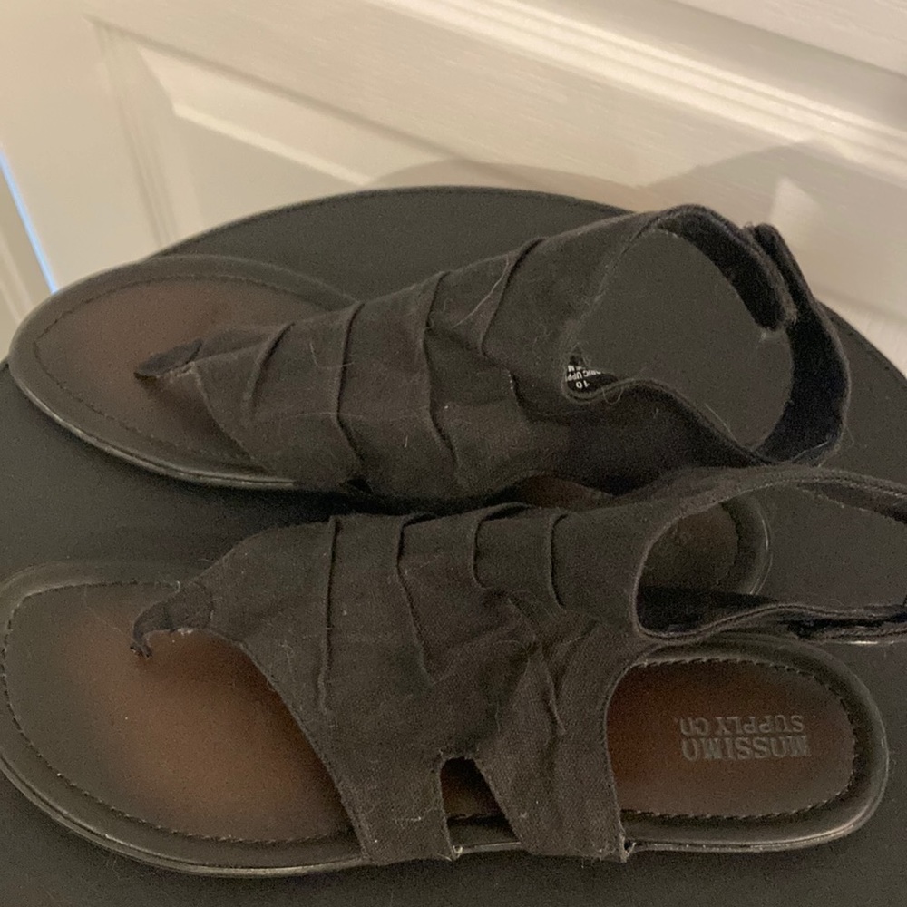 Black cloth sandals.